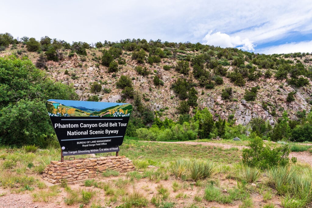 Señal de entrada a Phantom Canyon - Tour por Canyon City, Colorado