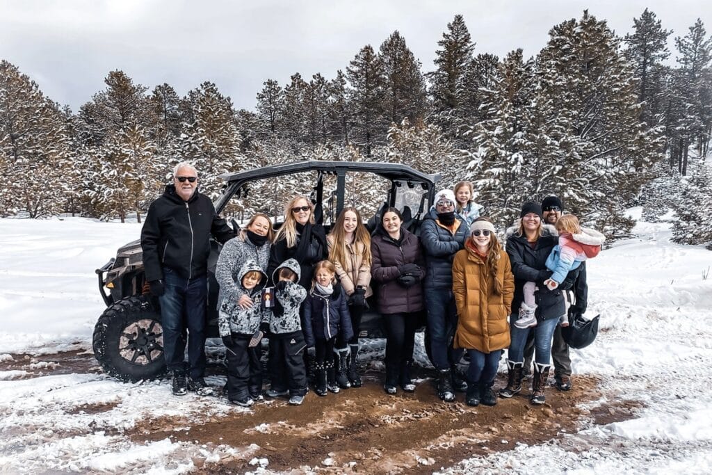 Familia disfrutando de un tour invernal en UTV cerca de Woodland Park con Great Outdoors Adventures.