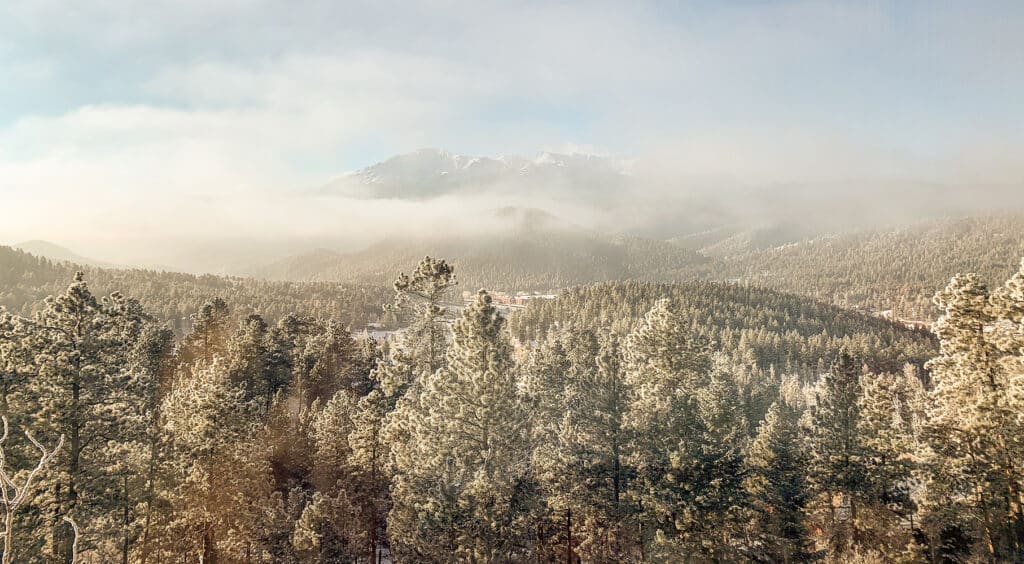 Acogedoras cabañas y alojamientos de invierno cerca de Woodland Park, Colorado, perfectos para retiros familiares o grupales.