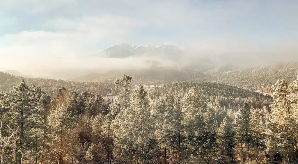 Cozy winter cabins and lodges near Woodland Park, Colorado, perfect for family or group retreats.