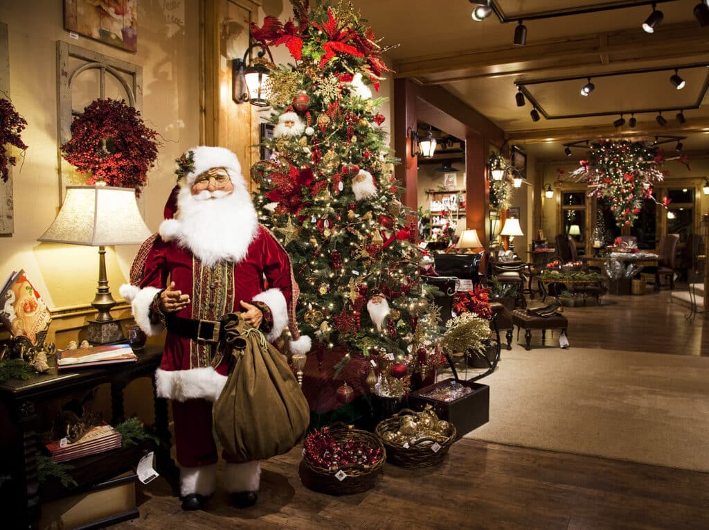Tweeds Fine Furnishings en el centro de Woodland Park decorado para el invierno con decoración navideña de estilo montañés chic