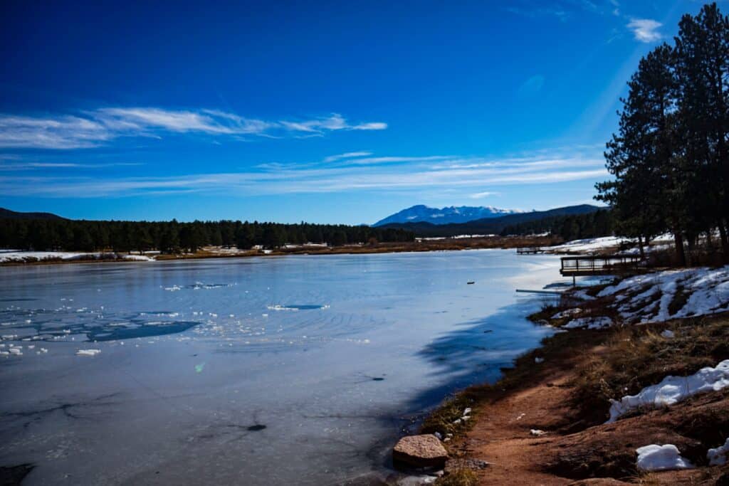 Lago Manitou cerca de Woodland Park, Colorado, un destino tranquilo de vacaciones de primavera para familias y amantes de la naturaleza