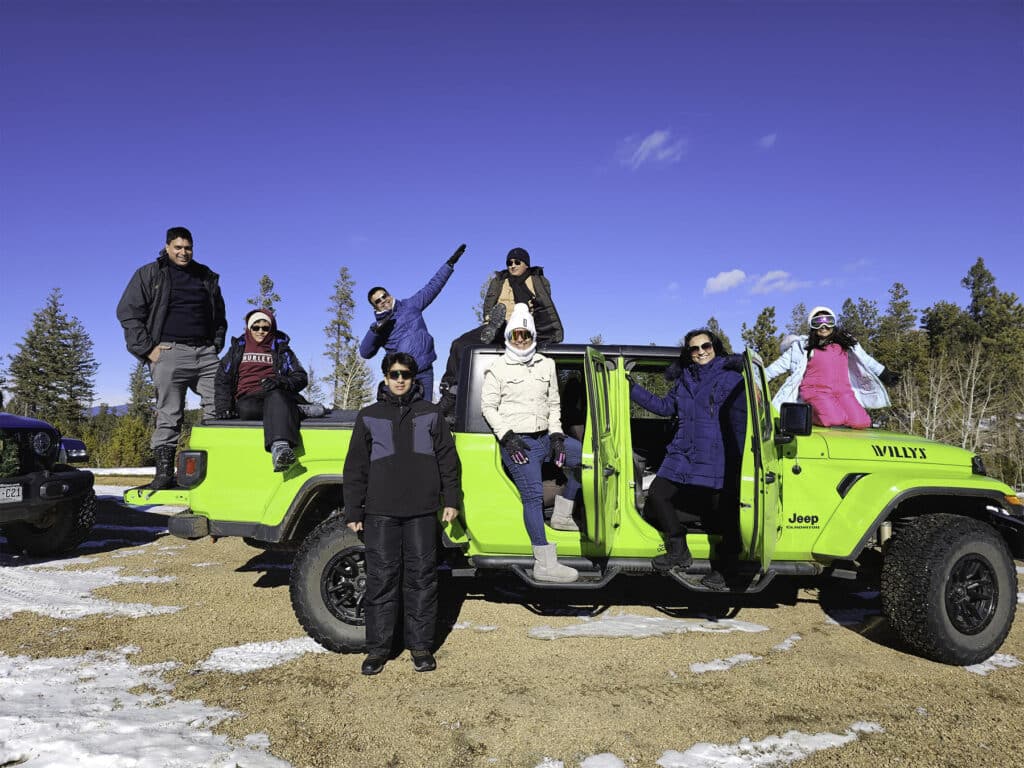 Jeep recorriendo carreteras panorámicas de montaña cerca de Woodland Park durante las vacaciones de primavera en Colorado