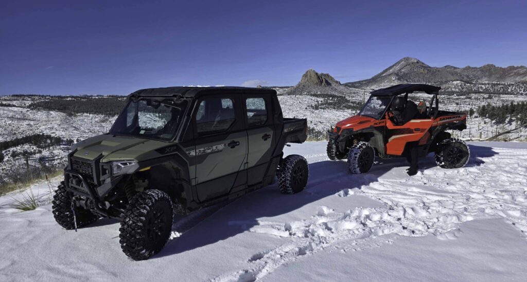 Alquileres de Polaris UTV con vistas a las pintorescas montañas de Colorado durante las vacaciones de primavera
